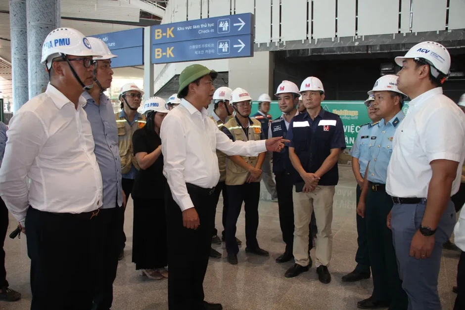 Bộ trưởng Bộ Xây dựng Trần Hồng Minh kiểm tra tiến độ sân bay Long Thành Bộ trưởng Bộ Xây dựng Trần Hồng Minh kiểm tra tiến độ sân bay Long Thành