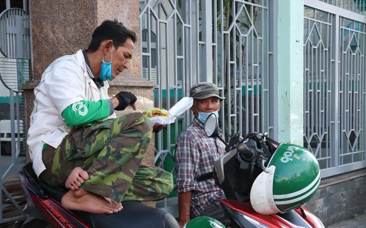 Các hãng xe công nghệ tung gói hỗ trợ, tài xế vẫn ra sức tìm giải pháp tiết kiệm Các hãng xe công nghệ tung gói hỗ trợ, tài xế vẫn ra sức tìm giải pháp tiết kiệm