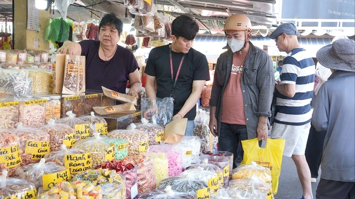 'Cấm' hộ kinh doanh có doanh thu thấp xuất hóa đơn: Hộ kinh doanh nhỏ lo gặp bất lợi 'Cấm' hộ kinh doanh có doanh thu thấp xuất hóa đơn: Hộ kinh doanh nhỏ lo gặp bất lợi