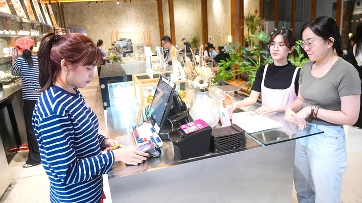 'Cấm' hộ kinh doanh có doanh thu thấp xuất hóa đơn: Hộ kinh doanh nhỏ lo gặp bất lợi 'Cấm' hộ kinh doanh có doanh thu thấp xuất hóa đơn: Hộ kinh doanh nhỏ lo gặp bất lợi