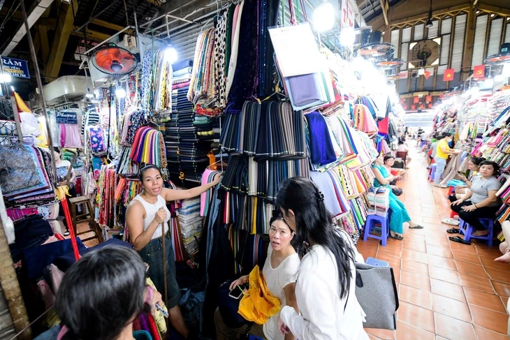 'Cấm' hộ kinh doanh nhỏ xuất hóa đơn: Nhiều bất cập, gây khó cho hộ kinh doanh 'Cấm' hộ kinh doanh nhỏ xuất hóa đơn: Nhiều bất cập, gây khó cho hộ kinh doanh