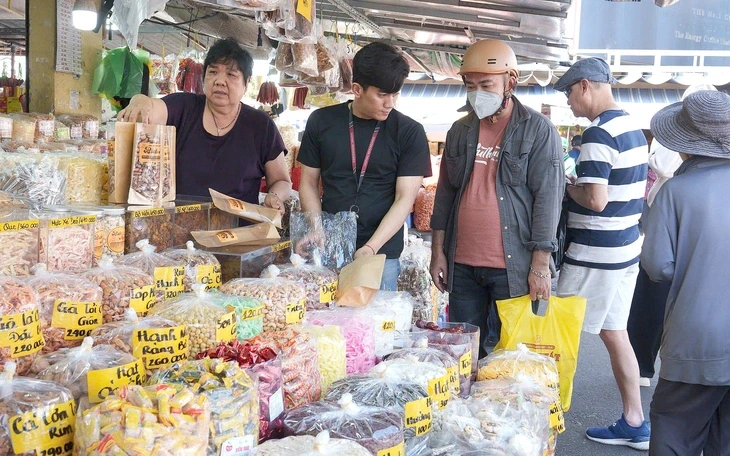 'Cấm' hộ kinh doanh nhỏ xuất hóa đơn: Nhiều bất cập, gây khó cho hộ kinh doanh 'Cấm' hộ kinh doanh nhỏ xuất hóa đơn: Nhiều bất cập, gây khó cho hộ kinh doanh