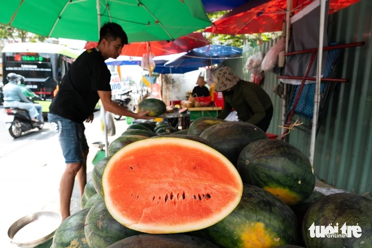 Cam sành, dưa hấu, thanh long, xoài... rớt giá thê thảm, điểm bán đổ thành đống