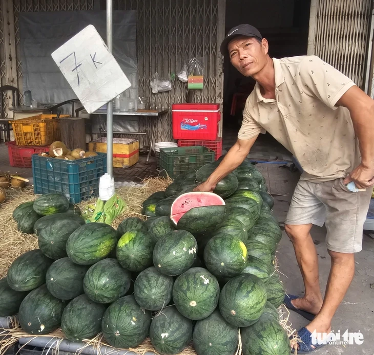 Cam sành, dưa hấu, thanh long, xoài... rớt giá thê thảm, điểm bán đổ thành đống