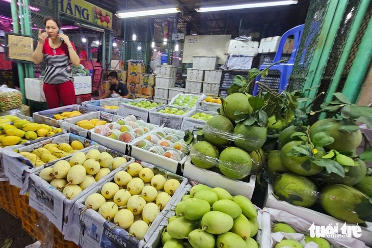 Cam sành, dưa hấu, thanh long, xoài... rớt giá thê thảm, điểm bán đổ thành đống