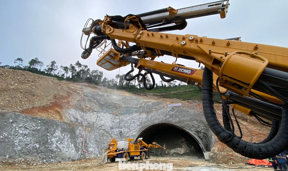 Cận cảnh thi công hầm xuyên núi trên cao tốc kết nối với Lào Cận cảnh thi công hầm xuyên núi trên cao tốc kết nối với Lào