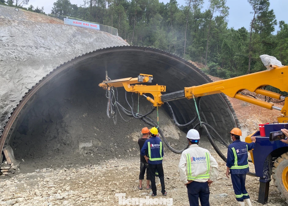Cận cảnh thi công hầm xuyên núi trên cao tốc kết nối với Lào Cận cảnh thi công hầm xuyên núi trên cao tốc kết nối với Lào