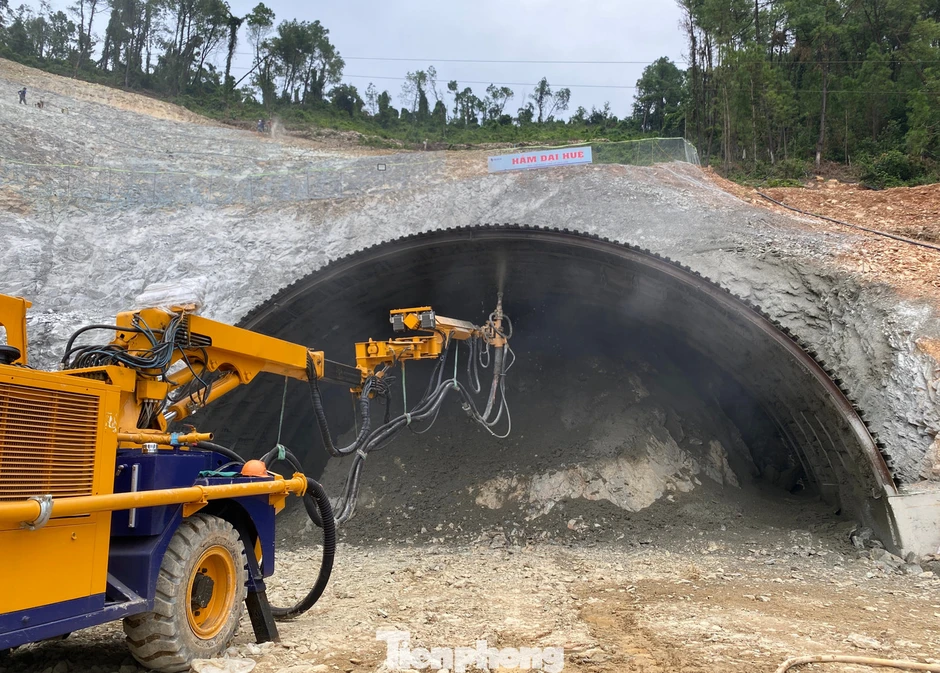 Cận cảnh thi công hầm xuyên núi trên cao tốc kết nối với Lào Cận cảnh thi công hầm xuyên núi trên cao tốc kết nối với Lào