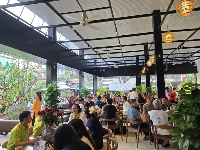 Cảnh tượng tại quán cà phê của ông Đặng Lê Nguyên Vũ ở đường Tân Sơn Nhì, TPHCM Cảnh tượng tại quán cà phê của ông Đặng Lê Nguyên Vũ ở đường Tân Sơn Nhì, TPHCM