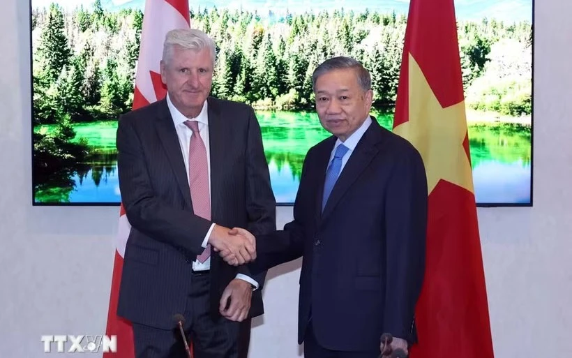 Cảnh tượng tại quán cà phê của ông Đặng Lê Nguyên Vũ ở đường Tân Sơn Nhì, TPHCM Cảnh tượng tại quán cà phê của ông Đặng Lê Nguyên Vũ ở đường Tân Sơn Nhì, TPHCM