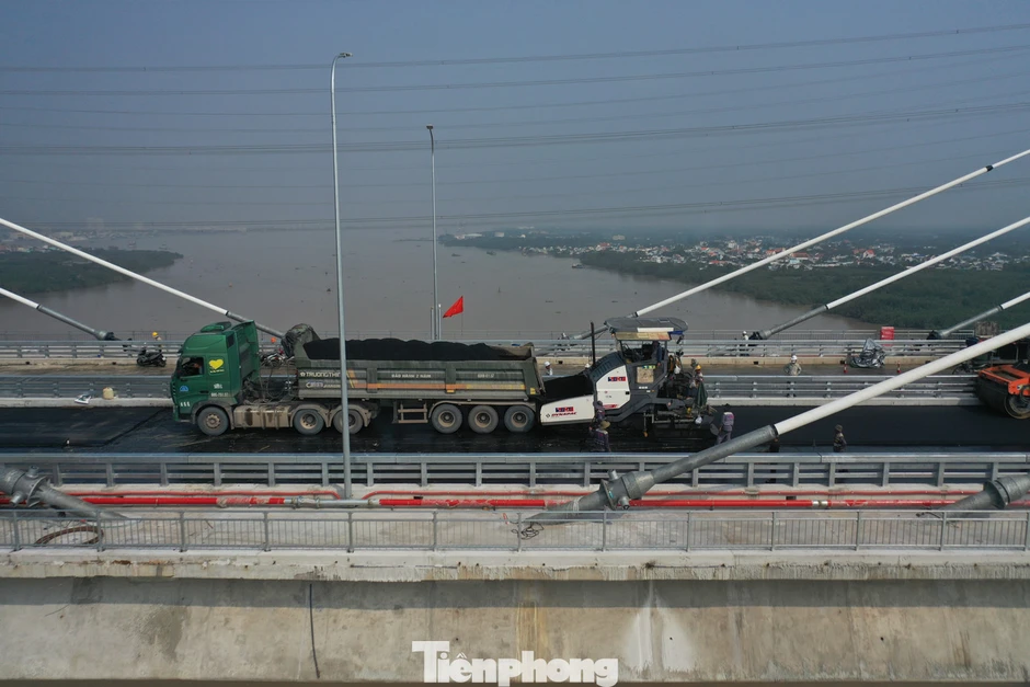 Cầu dây văng thuộc top cao nhất Việt Nam băng băng về đích Cầu dây văng thuộc top cao nhất Việt Nam băng băng về đích