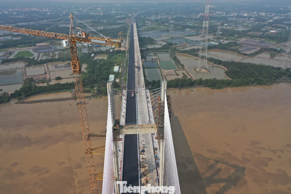Cầu dây văng thuộc top cao nhất Việt Nam băng băng về đích Cầu dây văng thuộc top cao nhất Việt Nam băng băng về đích