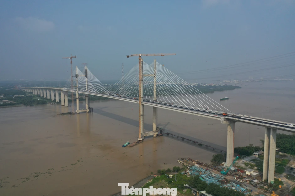 Cầu dây văng thuộc top cao nhất Việt Nam băng băng về đích Cầu dây văng thuộc top cao nhất Việt Nam băng băng về đích