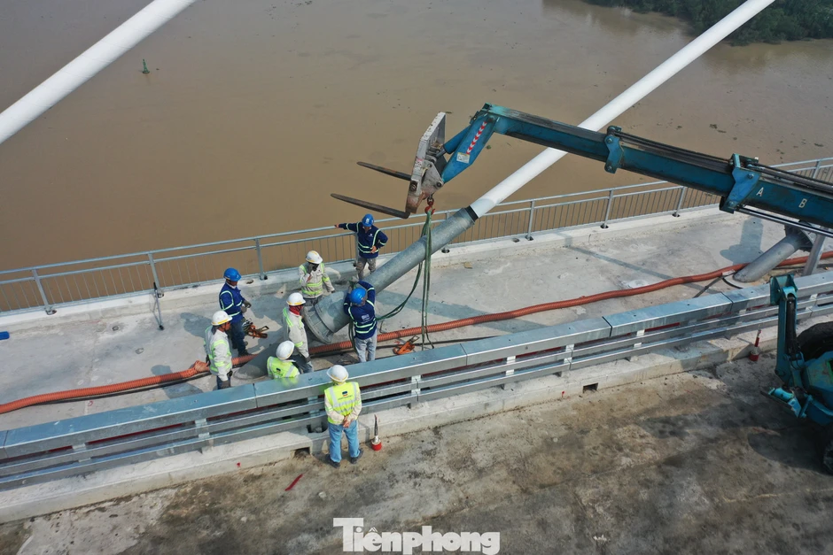 Cầu dây văng thuộc top cao nhất Việt Nam băng băng về đích Cầu dây văng thuộc top cao nhất Việt Nam băng băng về đích