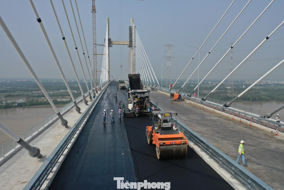 Cầu dây văng thuộc top cao nhất Việt Nam băng băng về đích Cầu dây văng thuộc top cao nhất Việt Nam băng băng về đích
