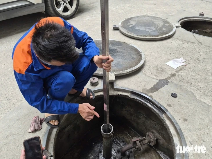 Cây xăng ở Hà Nội treo biển hết xăng, người dân năn nỉ 'bán cho mấy chục thôi'