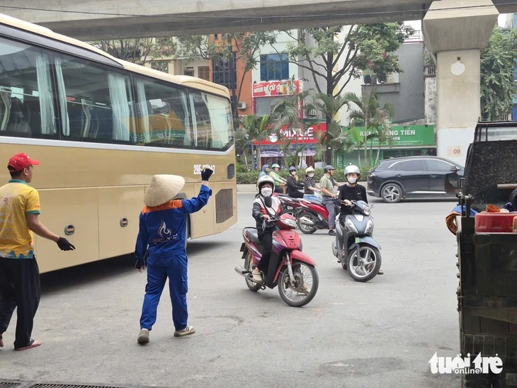 Cây xăng ở Hà Nội treo biển hết xăng, người dân năn nỉ 'bán cho mấy chục thôi'