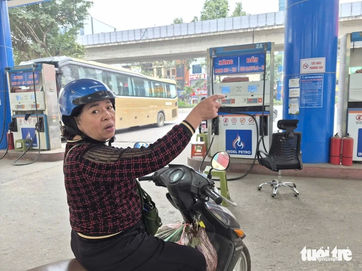 Cây xăng ở Hà Nội treo biển hết xăng, người dân năn nỉ 'bán cho mấy chục thôi'