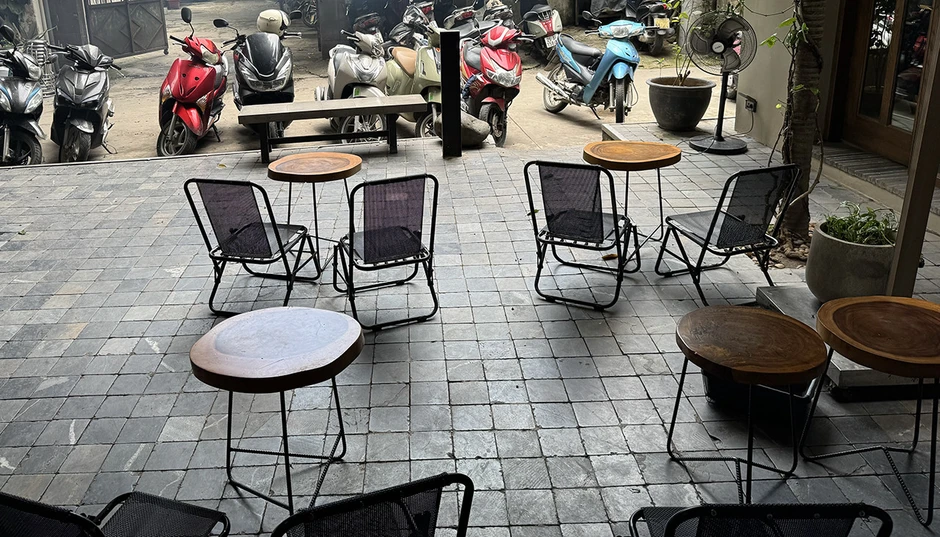 Chi trăm triệu làm khu ngồi ngoài trời, chủ quán cà phê rơi vào cảnh trớ trêu Chi trăm triệu làm khu ngồi ngoài trời, chủ quán cà phê rơi vào cảnh trớ trêu