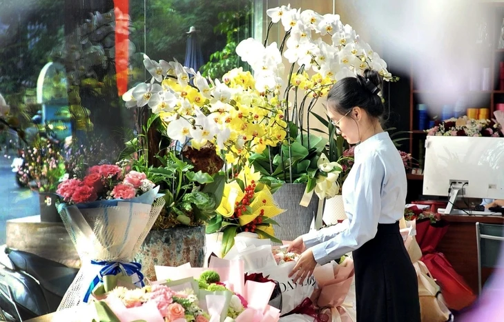 Chiến sự đẩy giá hoa nhập khẩu dịp 8-3 tăng mạnh Chiến sự đẩy giá hoa nhập khẩu dịp 8-3 tăng mạnh