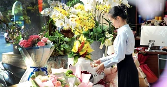 Chiến sự đẩy giá hoa nhập khẩu dịp 8-3 tăng mạnh