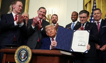 Chính quyền ông Trump kiện bang California vì quy định xe không phát thải - Báo TinVina