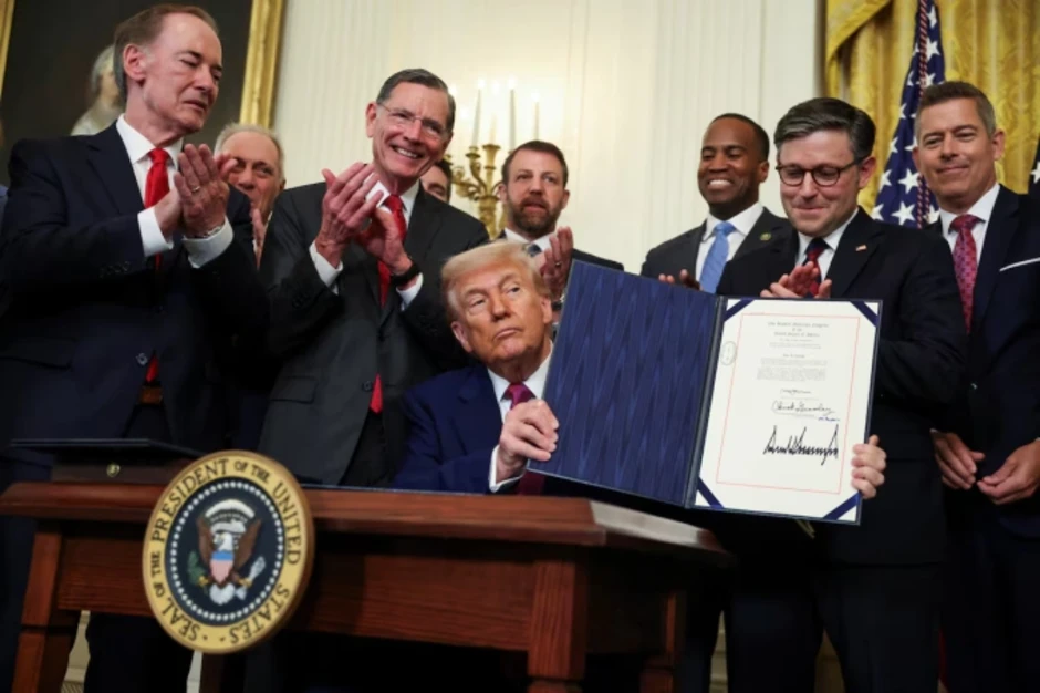 Chính quyền ông Trump kiện bang California vì quy định xe không phát thải - Báo TinVina