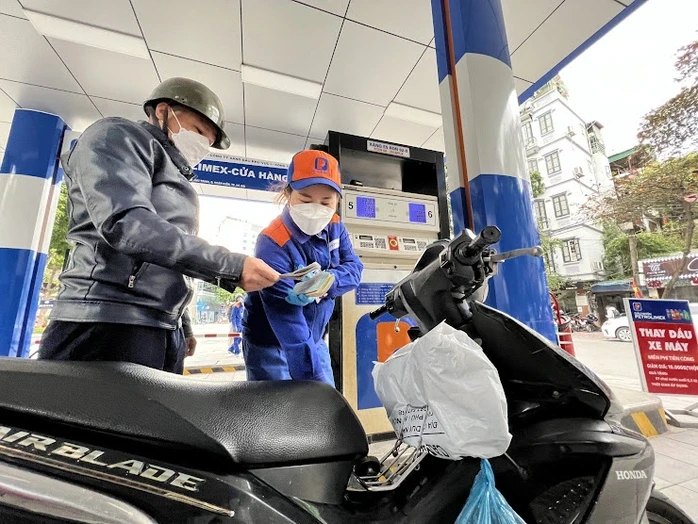 Chính thức giảm thuế nhập xăng dầu về 0% để ứng phó tình hình Trung Đông Chính thức giảm thuế nhập xăng dầu về 0% để ứng phó tình hình Trung Đông