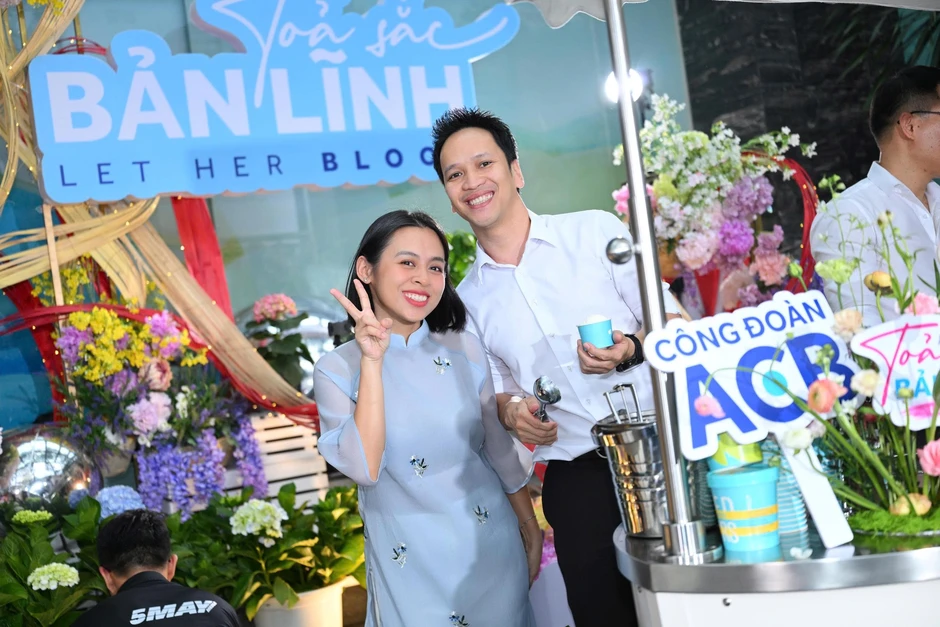 Chủ tịch ACB gây sốt mạng xã hội với clip tặng kem cho nhân viên nữ dịp 8-3 Chủ tịch ACB gây sốt mạng xã hội với clip tặng kem cho nhân viên nữ dịp 8-3