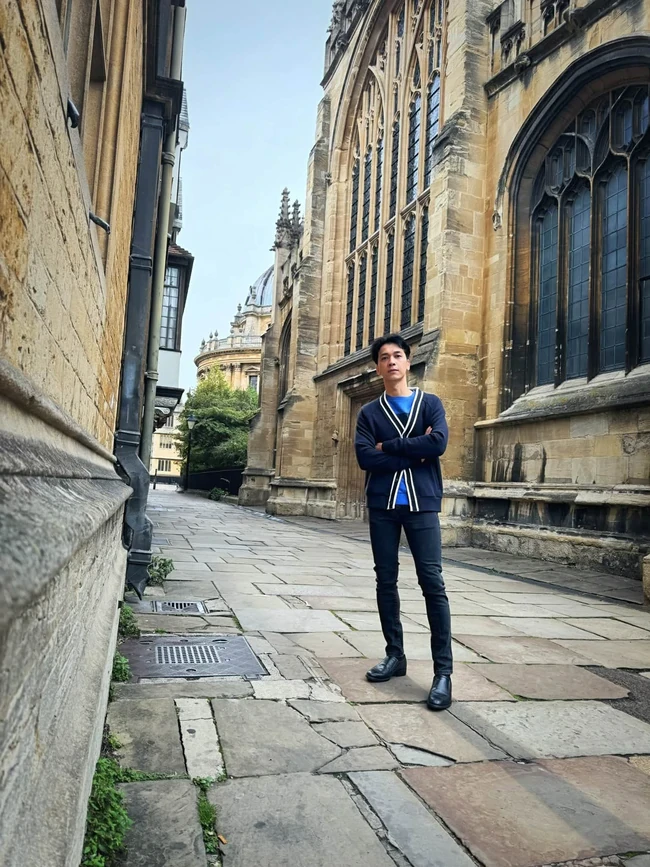 Chủ tịch ACB Trần Hùng Huy “khoe” đi học tại Oxford, doanh nhân Cường Đô La liền bình luận 1 câu