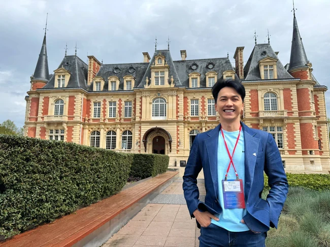 Chủ tịch ACB Trần Hùng Huy “khoe” đi học tại Oxford, doanh nhân Cường Đô La liền bình luận 1 câu