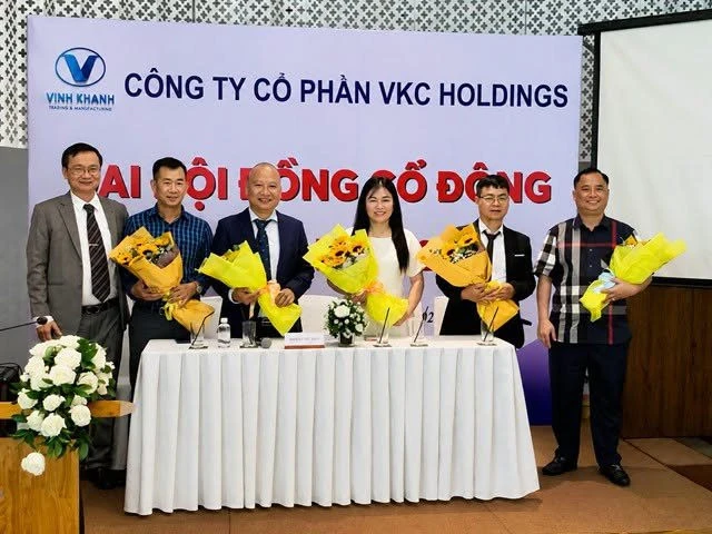 Chủ tịch HĐQT đề xuất tăng thù lao gấp 5 lần vì “không đủ chi phí đi máy bay”, công ty sau đó bị phong tỏa tài khoản ngân hàng Chủ tịch HĐQT đề xuất tăng thù lao gấp 5 lần vì “không đủ chi phí đi máy bay”, công ty sau đó bị phong tỏa tài khoản ngân hàng