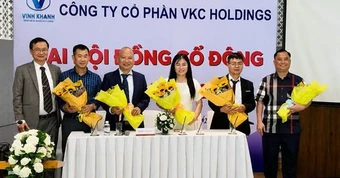 Chủ tịch HĐQT đề xuất tăng thù lao gấp 5 lần vì “không đủ chi phí đi máy bay”, công ty sau đó bị phong tỏa tài khoản ngân hàng