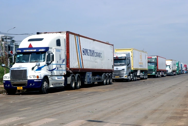 Chủ tịch TP Đồng Nai yêu cầu khắc phục ùn tắc do container sầu riêng ở Dầu Giây Chủ tịch TP Đồng Nai yêu cầu khắc phục ùn tắc do container sầu riêng ở Dầu Giây