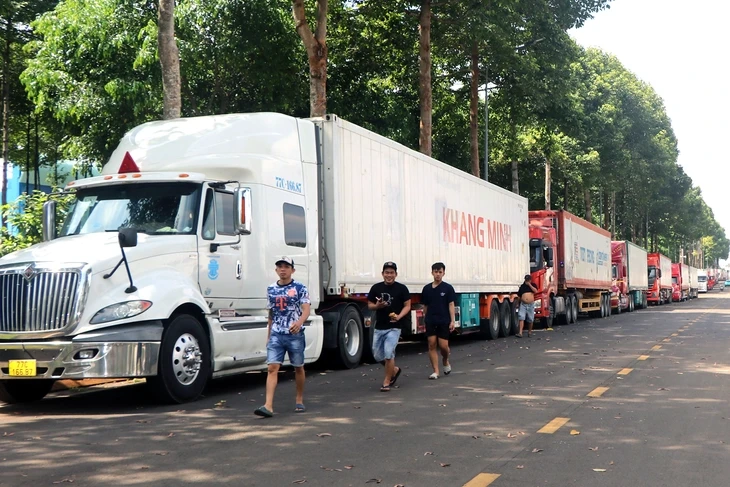 Chủ tịch TP Đồng Nai yêu cầu khắc phục ùn tắc do container sầu riêng ở Dầu Giây Chủ tịch TP Đồng Nai yêu cầu khắc phục ùn tắc do container sầu riêng ở Dầu Giây