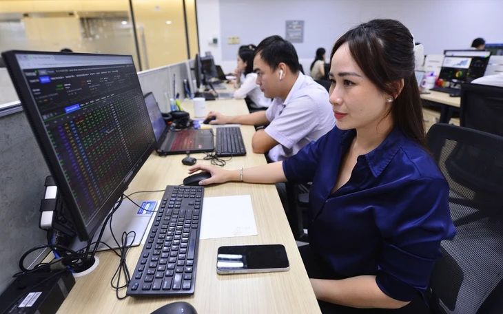 Chứng khoán 16-6: Có nên giữ nhiều tiền mặt ở giai đoạn hiện tại? Chứng khoán 16-6: Có nên giữ nhiều tiền mặt ở giai đoạn hiện tại?