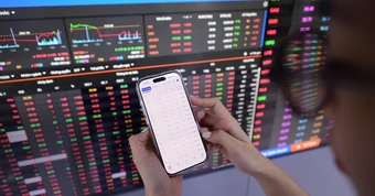Chứng khoán 17-4: Nhà đầu tư nên làm gì khi thị trường liên tục ‘xanh vỏ đỏ lòng’?
