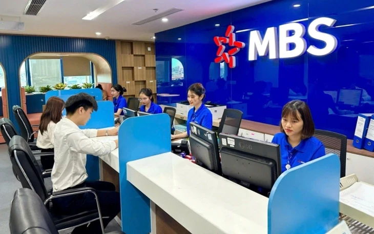Chứng khoán 9-4: Thị trường bùng nổ, nhà đầu tư đang giữ 100% tiền mặt nên làm gì? Chứng khoán 9-4: Thị trường bùng nổ, nhà đầu tư đang giữ 100% tiền mặt nên làm gì?
