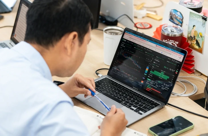 Chứng khoán 9-4: Thị trường bùng nổ, nhà đầu tư đang giữ 100% tiền mặt nên làm gì? Chứng khoán 9-4: Thị trường bùng nổ, nhà đầu tư đang giữ 100% tiền mặt nên làm gì?