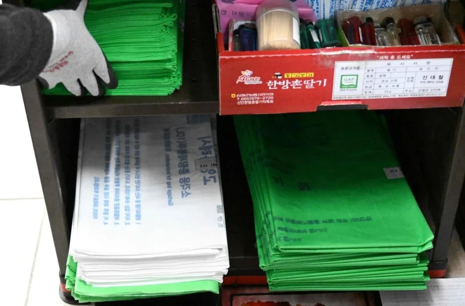 Chứng khoán chạm đáy lịch sử, đồng tiền thấp nhất 17 năm, người dân đổ xô trữ… túi rác: Chuyện gì đang xảy ra với nền kinh tế lớn thứ 4 châu Á? Chứng khoán chạm đáy lịch sử, đồng tiền thấp nhất 17 năm, người dân đổ xô trữ… túi rác: Chuyện gì đang xảy ra với nền kinh tế lớn thứ 4 châu Á?