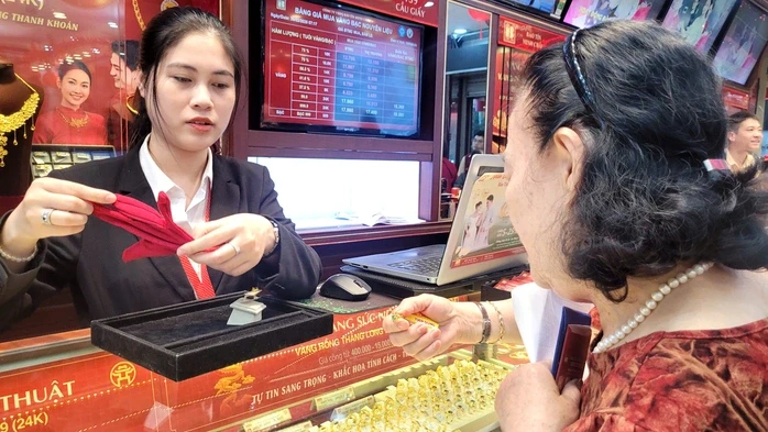 Chuyên gia lý giải vì sao giá vàng "ngủ dậy" giảm hàng triệu đồng mỗi lượng Chuyên gia lý giải vì sao giá vàng "ngủ dậy" giảm hàng triệu đồng mỗi lượng