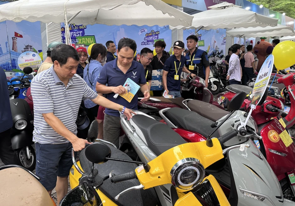 Chuyển sang xe điện: Bước đi chiến lược giảm áp lực nguồn cung xăng khoáng Chuyển sang xe điện: Bước đi chiến lược giảm áp lực nguồn cung xăng khoáng