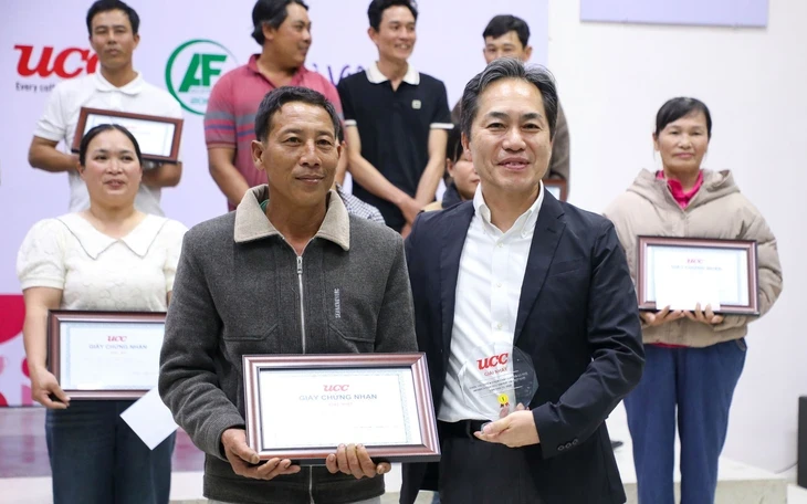 'Cô Long' Đà Lạt mệt phờ vì du khách xếp hàng dài giao lưu 'Cô Long' Đà Lạt mệt phờ vì du khách xếp hàng dài giao lưu