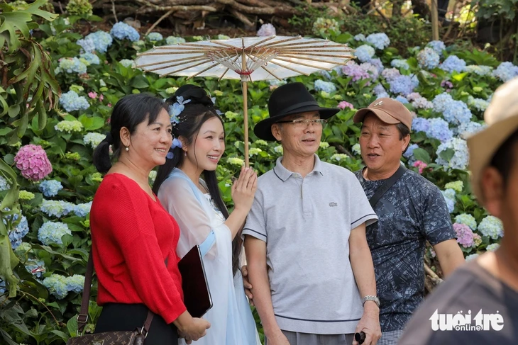 'Cô Long' Đà Lạt mệt phờ vì du khách xếp hàng dài giao lưu 'Cô Long' Đà Lạt mệt phờ vì du khách xếp hàng dài giao lưu