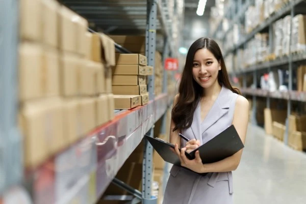 Con trai ông Phạm Nhật Vượng đang tuyển gấp nhân sự mới, công việc liên quan nhiều tới sản phẩm của công ty, ưu tiên người biết "nghe - nói - đọc - viết", mức lương gây tò mò Con trai ông Phạm Nhật Vượng đang tuyển gấp nhân sự mới, công việc liên quan nhiều tới sản phẩm của công ty, ưu tiên người biết "nghe - nói - đọc - viết", mức lương gây tò mò