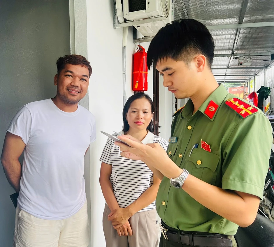 Công an phát thông báo quan trọng tới tất cả người dân có nhà cho thuê, cho mượn, cho ở nhờ Công an phát thông báo quan trọng tới tất cả người dân có nhà cho thuê, cho mượn, cho ở nhờ