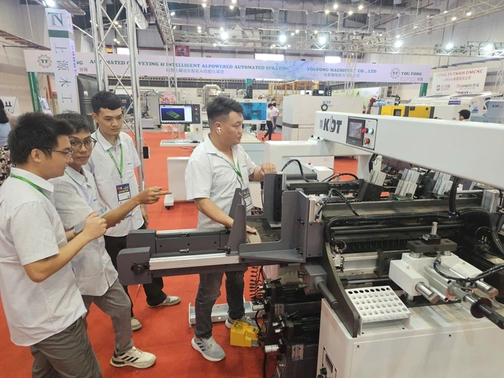 Công nghệ AI, máy móc Trung Quốc áp đảo tại triển lãm ngành gỗ Công nghệ AI, máy móc Trung Quốc áp đảo tại triển lãm ngành gỗ
