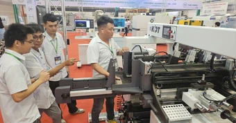 Công nghệ AI, máy móc Trung Quốc áp đảo tại triển lãm ngành gỗ