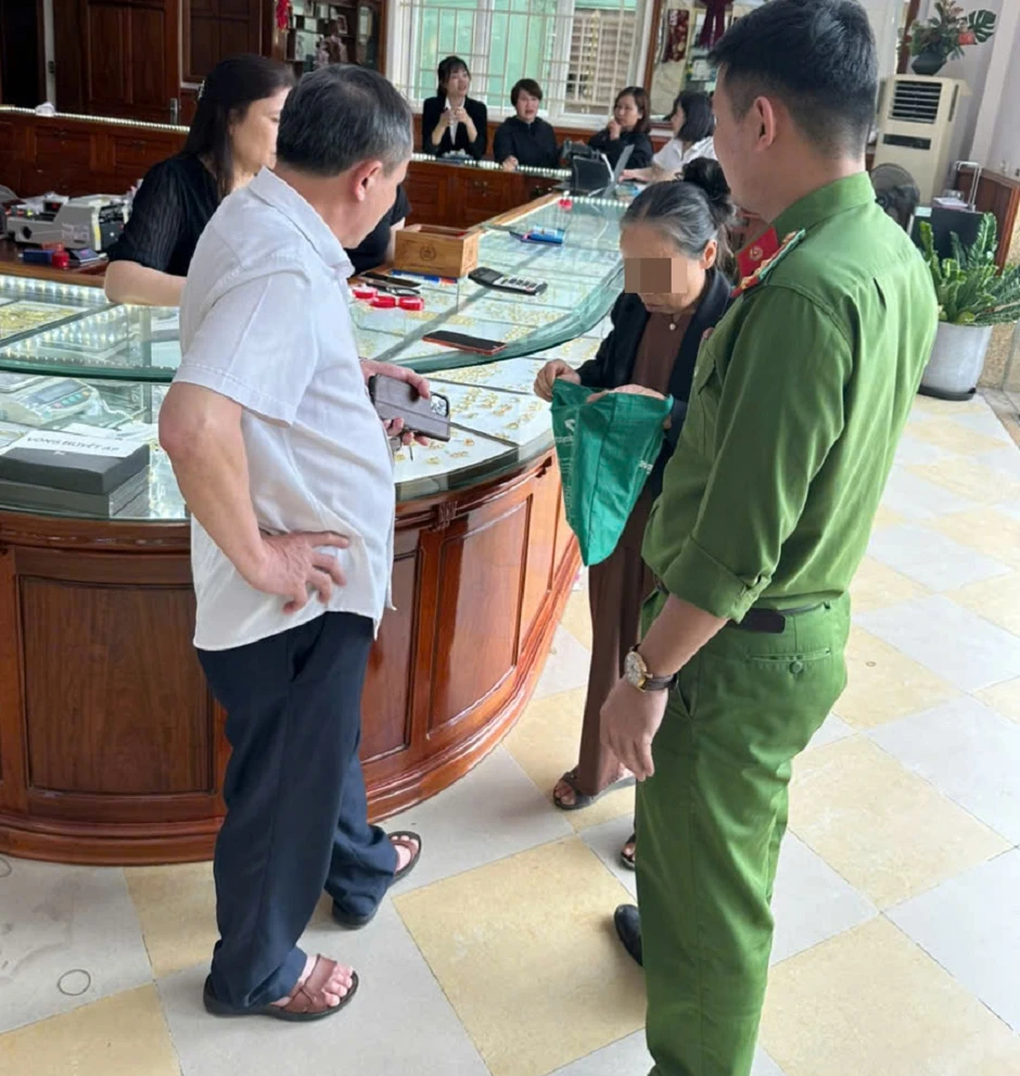 Cụ bà ở Nghệ An mang 19 chỉ vàng đi bán để chứng minh tài sản 'sạch' Cụ bà ở Nghệ An mang 19 chỉ vàng đi bán để chứng minh tài sản 'sạch'