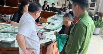 Cụ bà ở Nghệ An mang 19 chỉ vàng đi bán để chứng minh tài sản 'sạch'